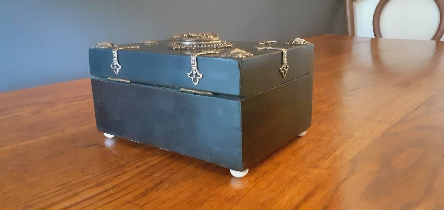 Coffret NIII XIXÈME En Bois Laqué Noir Richement Décoré.