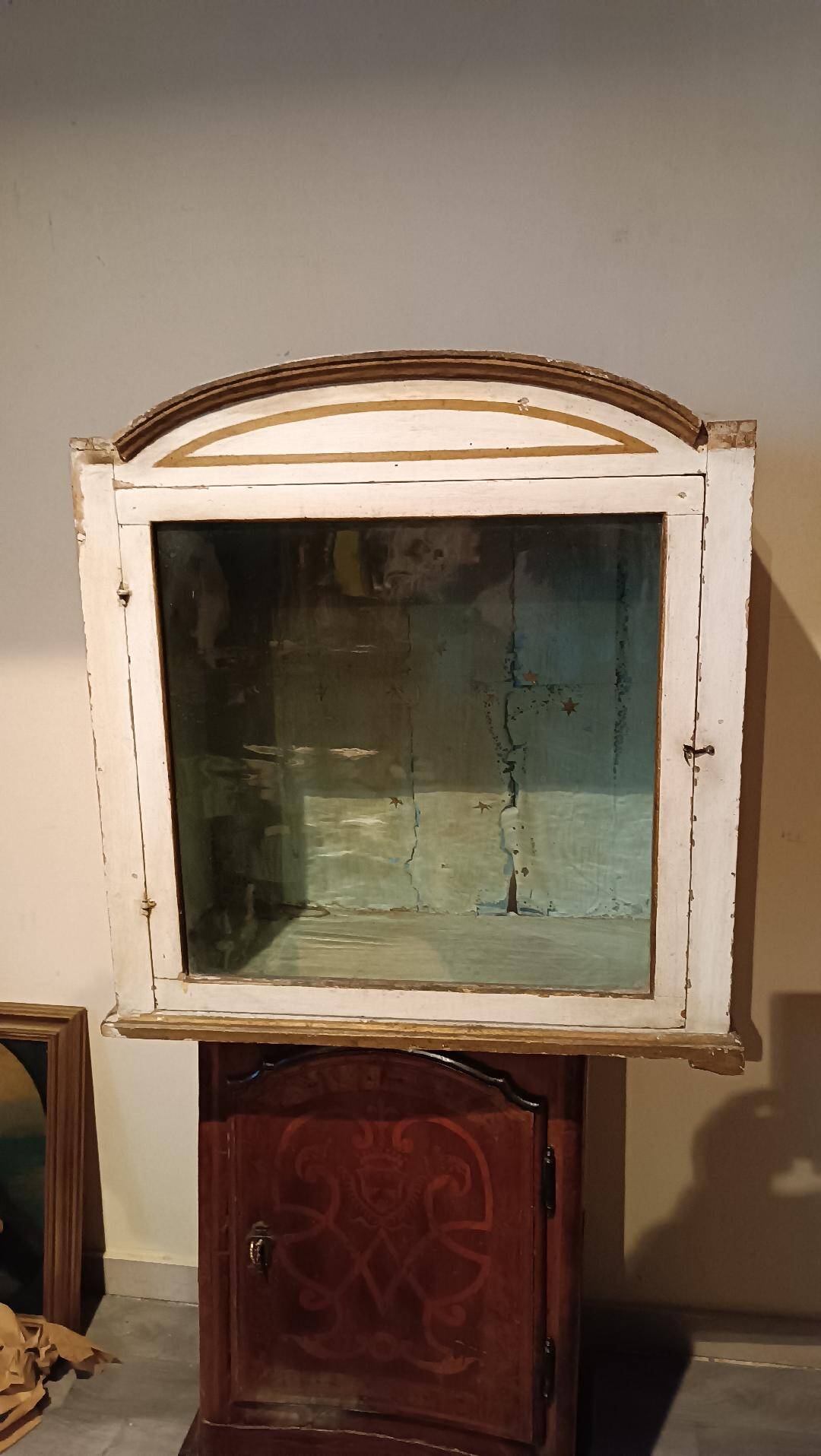 Vitrine en bois laqué et doré du 18ème siècle