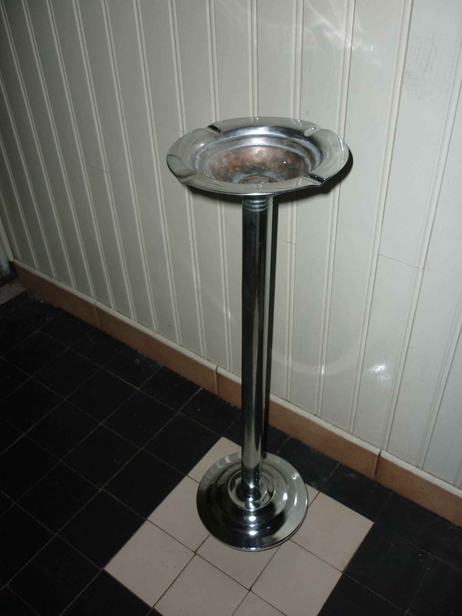 High-standing ashtray tumbler type