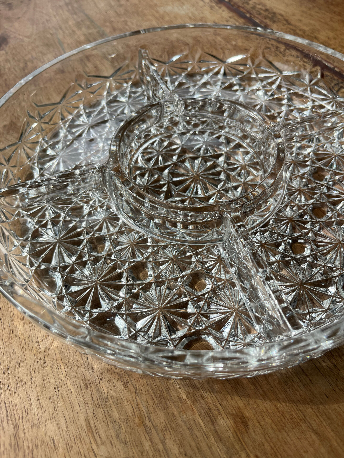 Plat en verre pressé