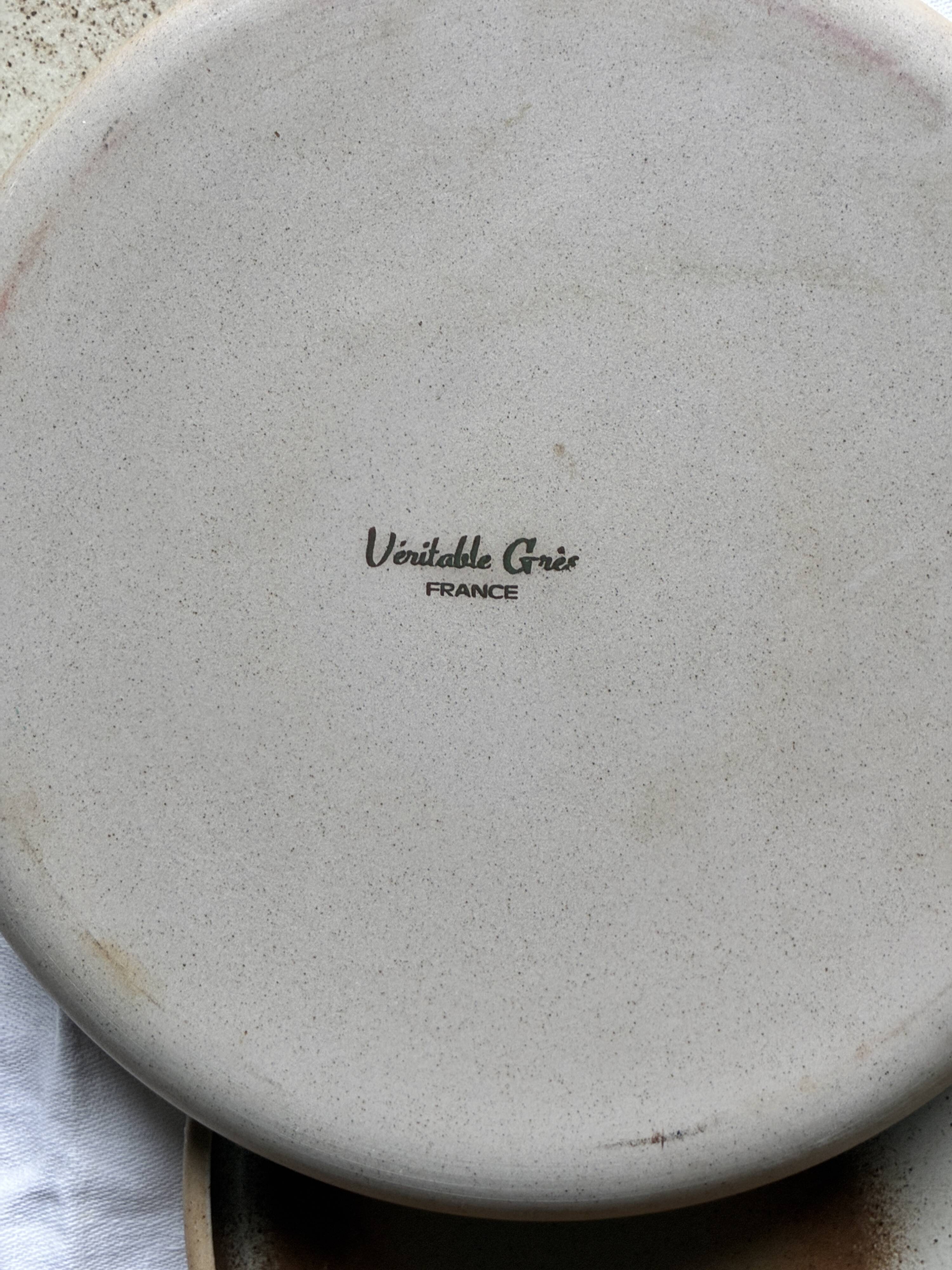 Flat stoneware plates