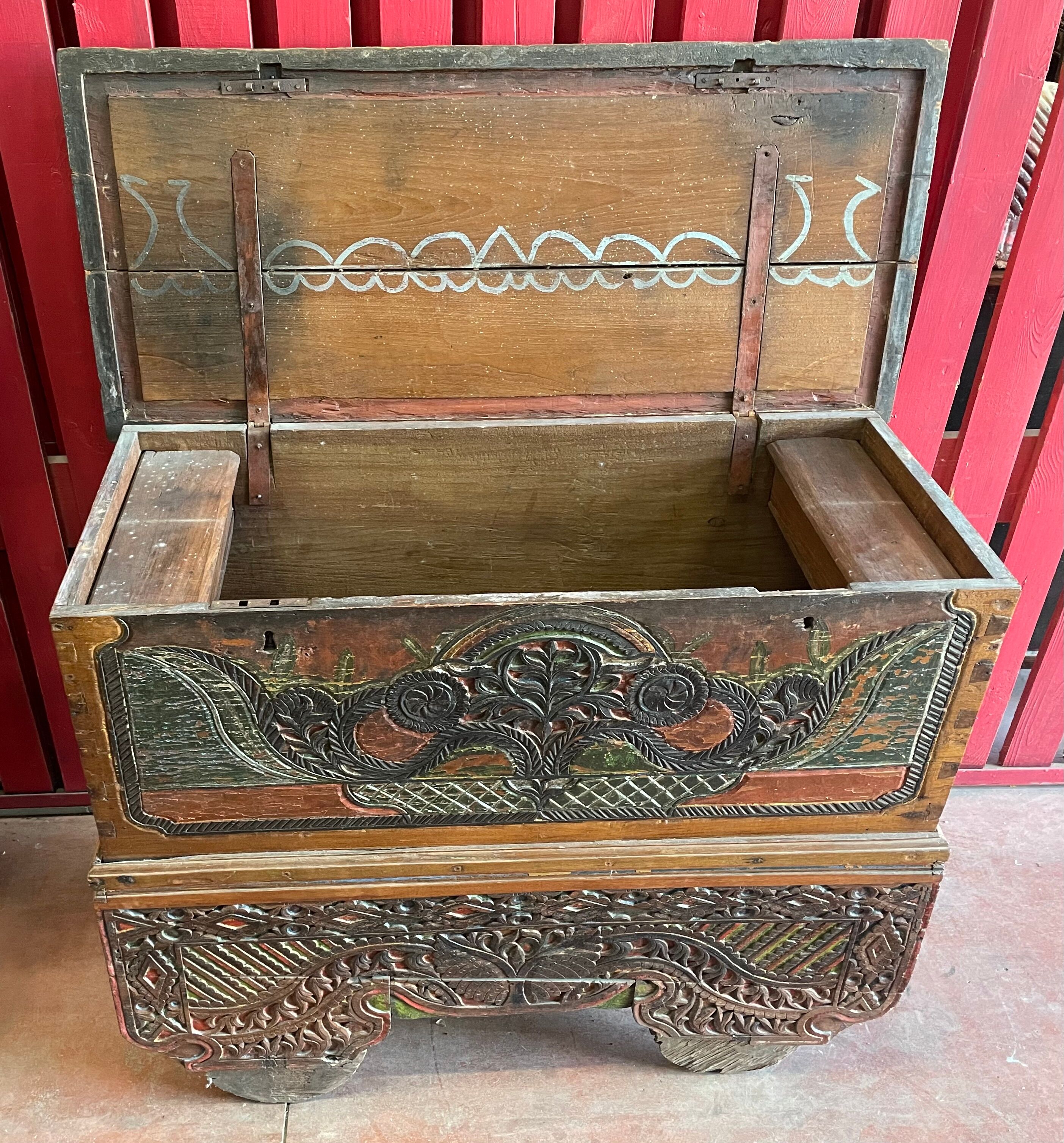19th century merchant's chest on wheels, Indénosie, Madura island