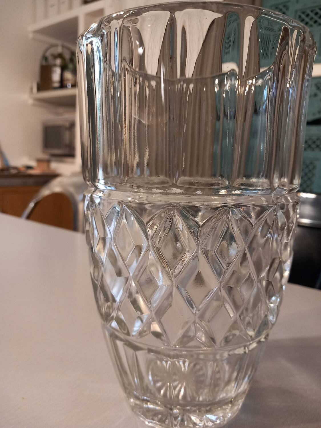 Vase en verre ciselé transparent