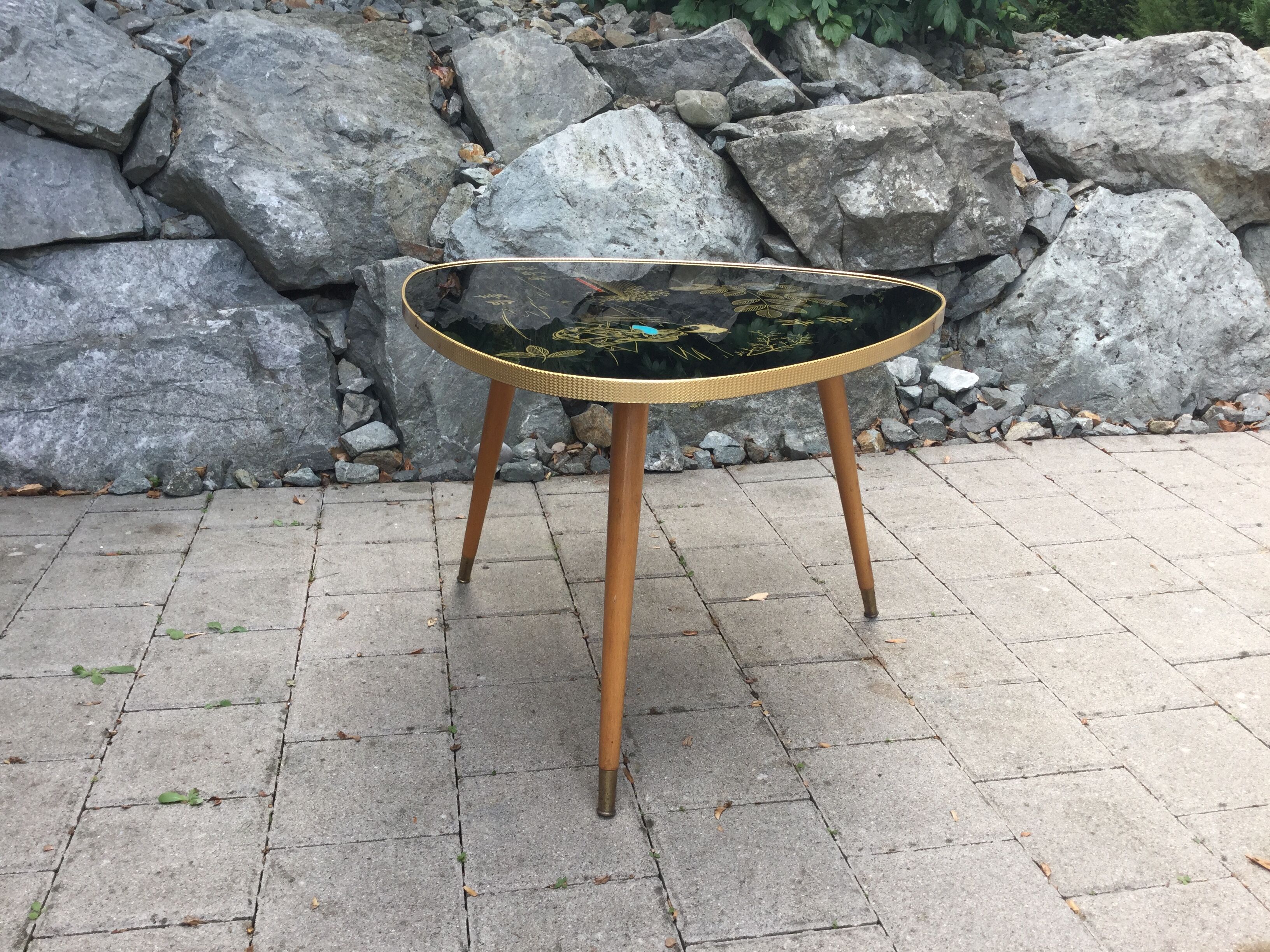 Tripod table presentation