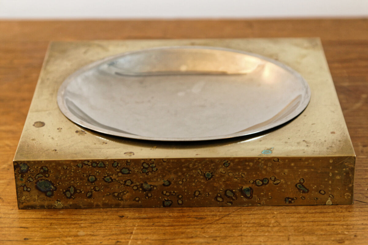 Picks up brass counter money