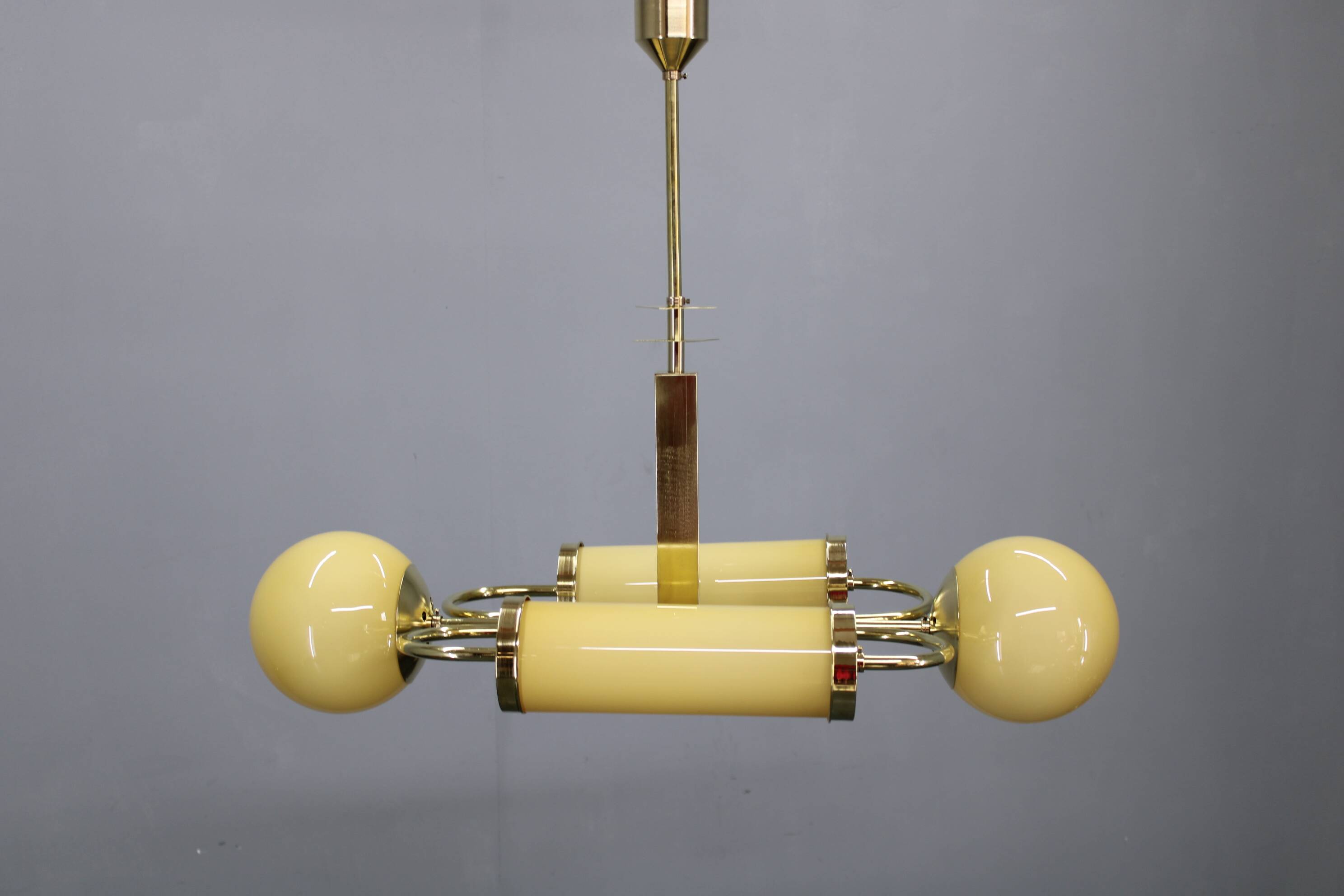 Lustre Art Déco tchécoslovaque en laiton des années 1930, avec globe et abat-jour opalescents.