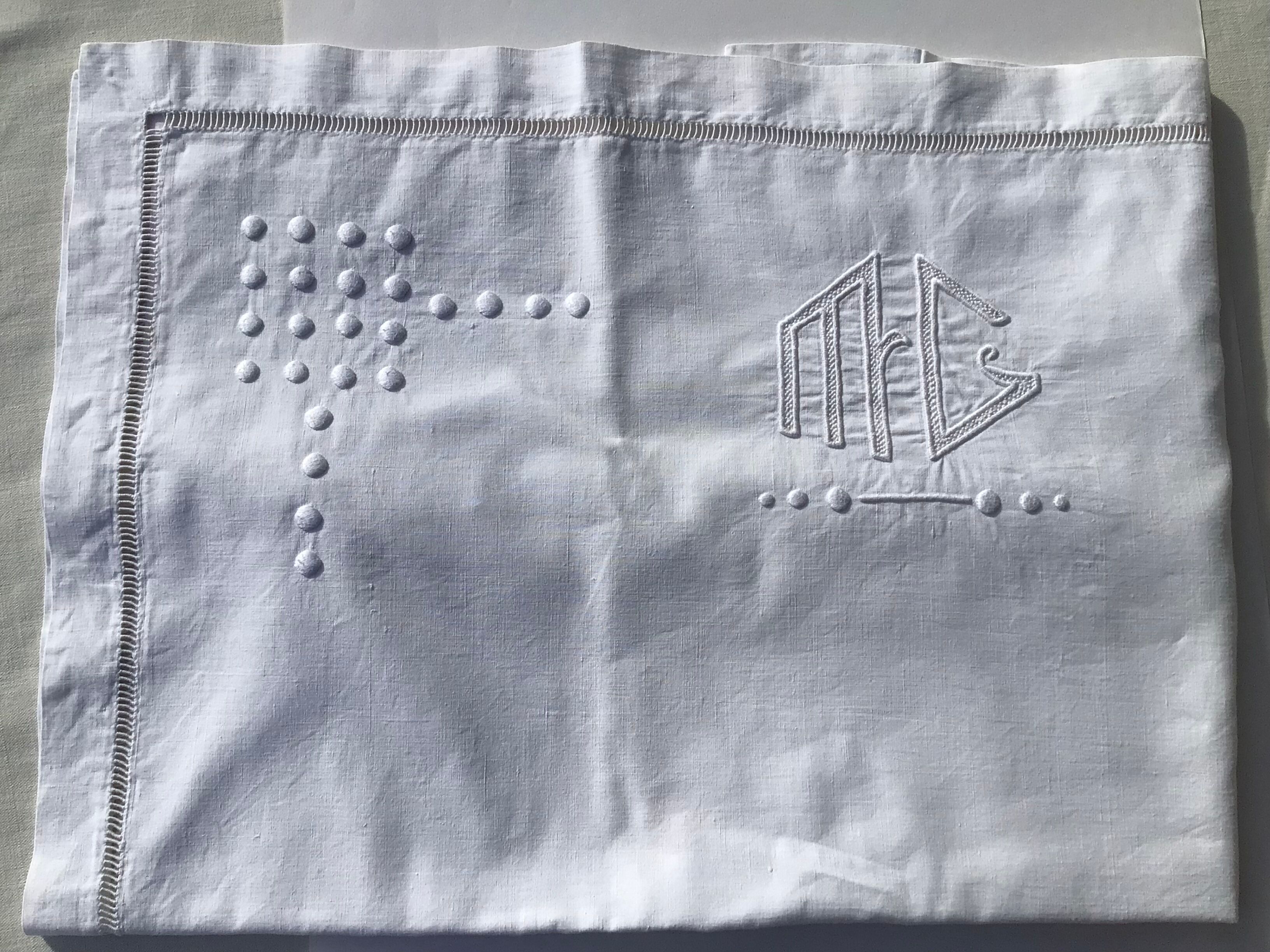 Embroidered pillowcase MC daytime relief pellets Métis scale