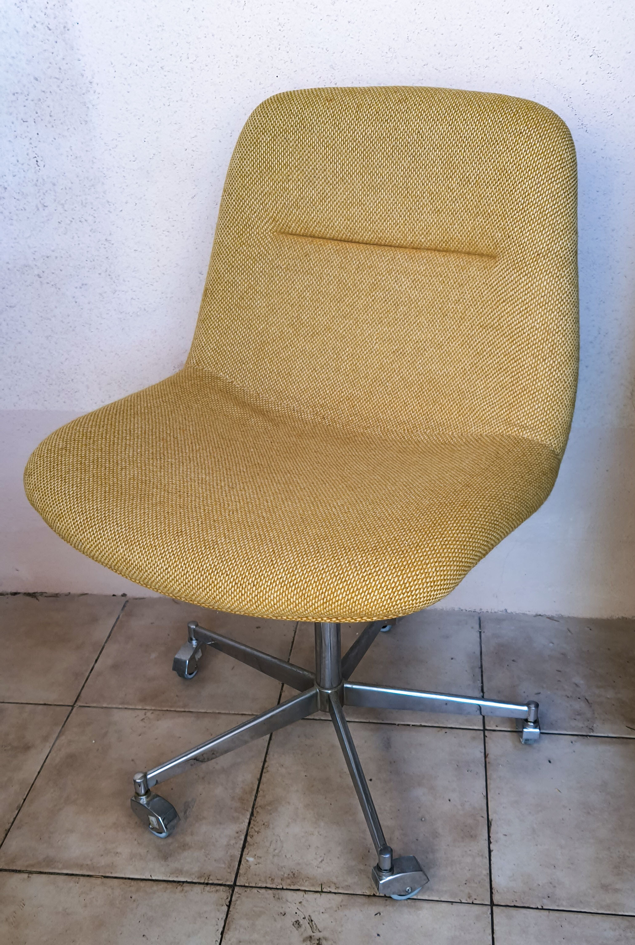 Vintage swivel office chair 1970