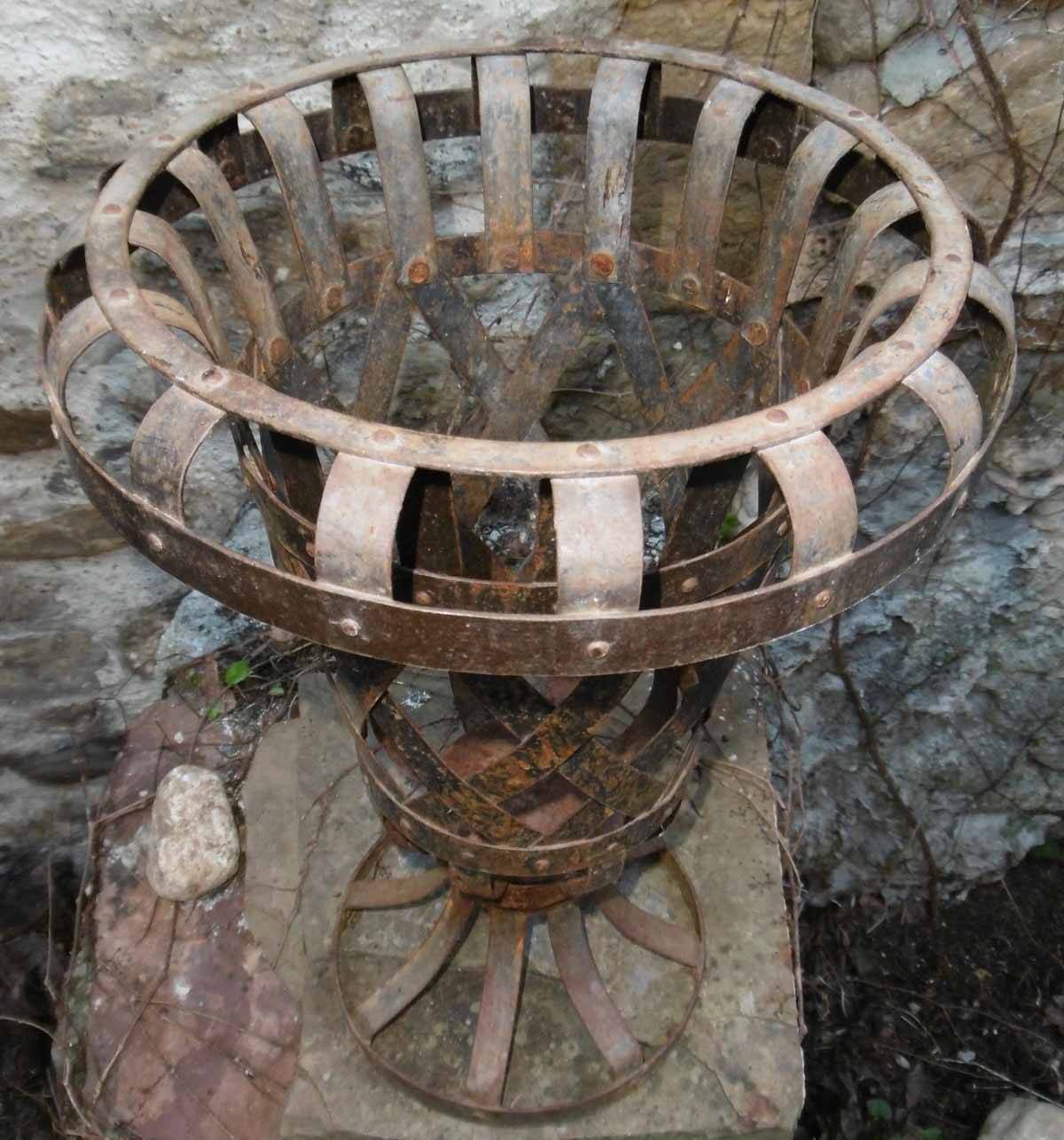 Vase-Jardinière with Medici profile in riveted steel blades