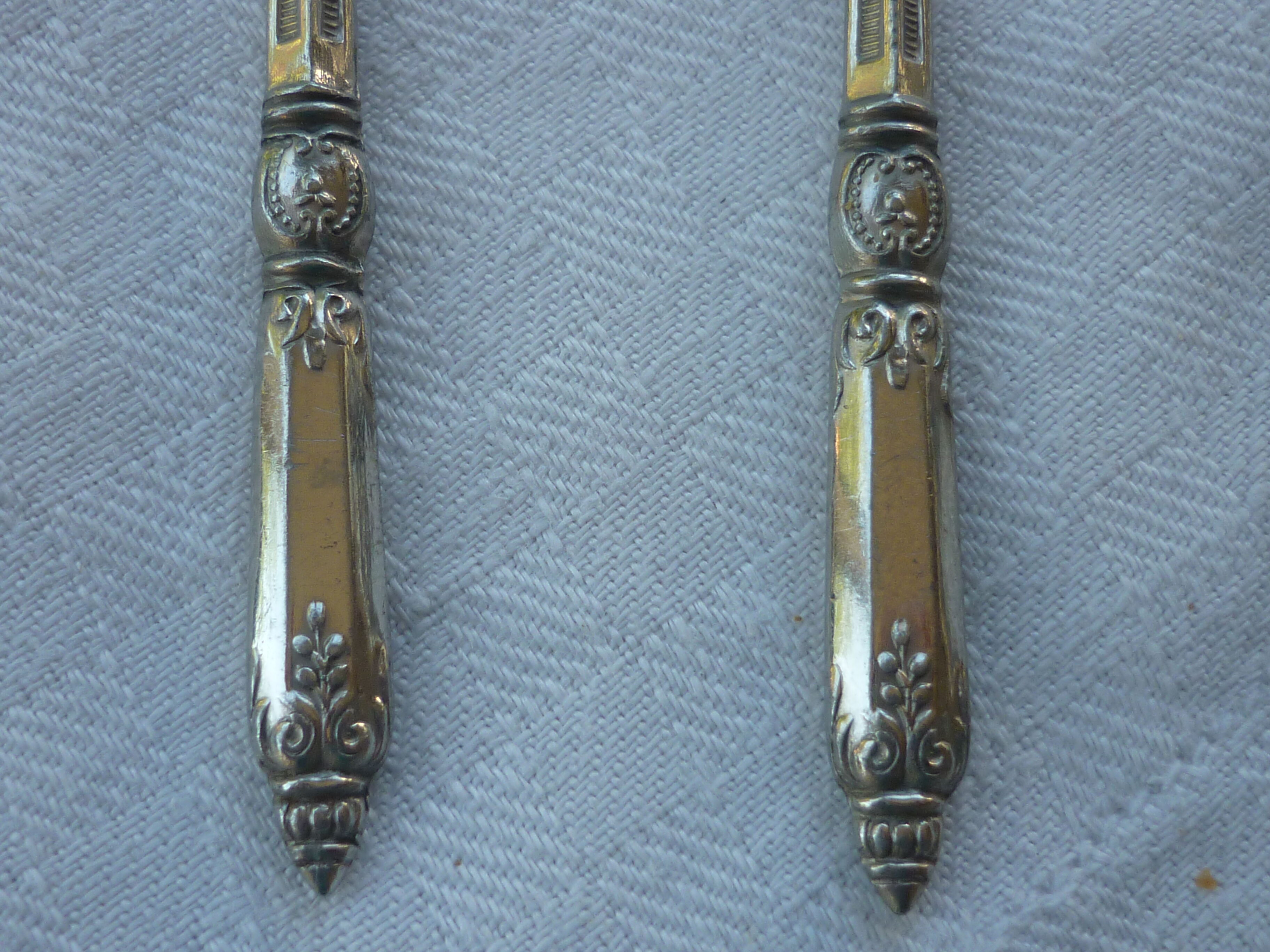 6 spoonfuls of silver and gold metal coffee