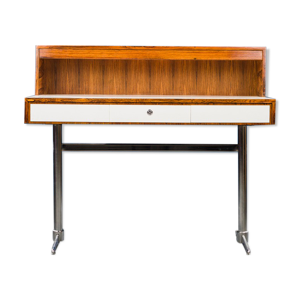 bureau avec lampe en