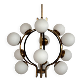 Chandelier Stilnovo italien des années 1950, en laiton et verre opalin.