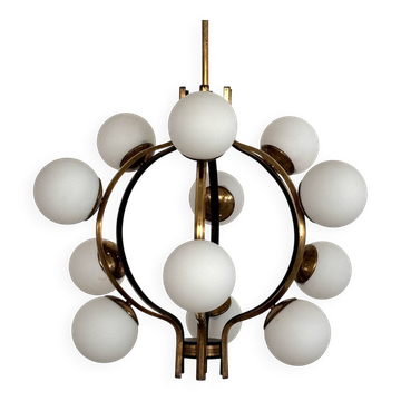 Chandelier Stilnovo italien des années 1950, en laiton et verre opalin.