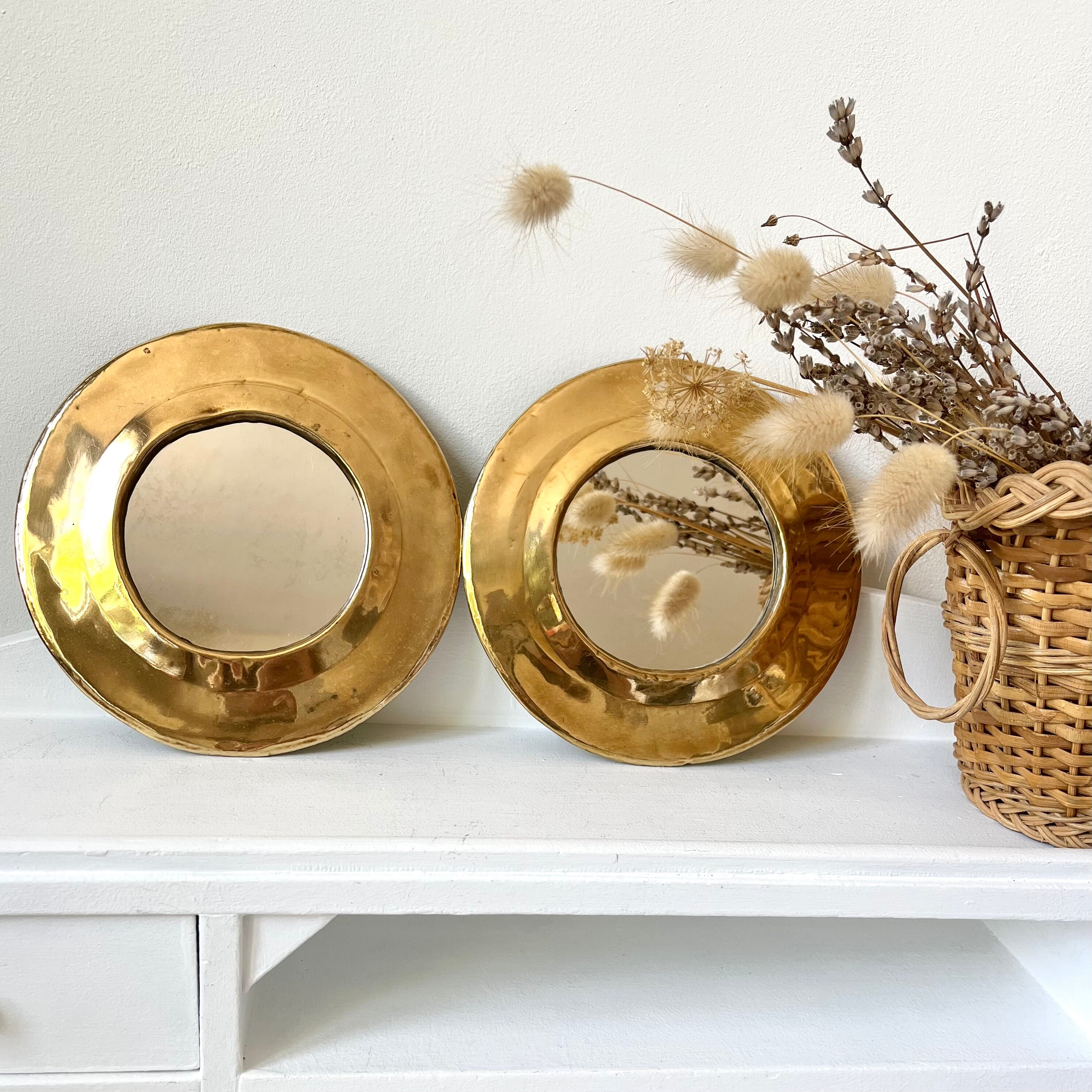 Round mirrors strapping in vintage gilded brass
