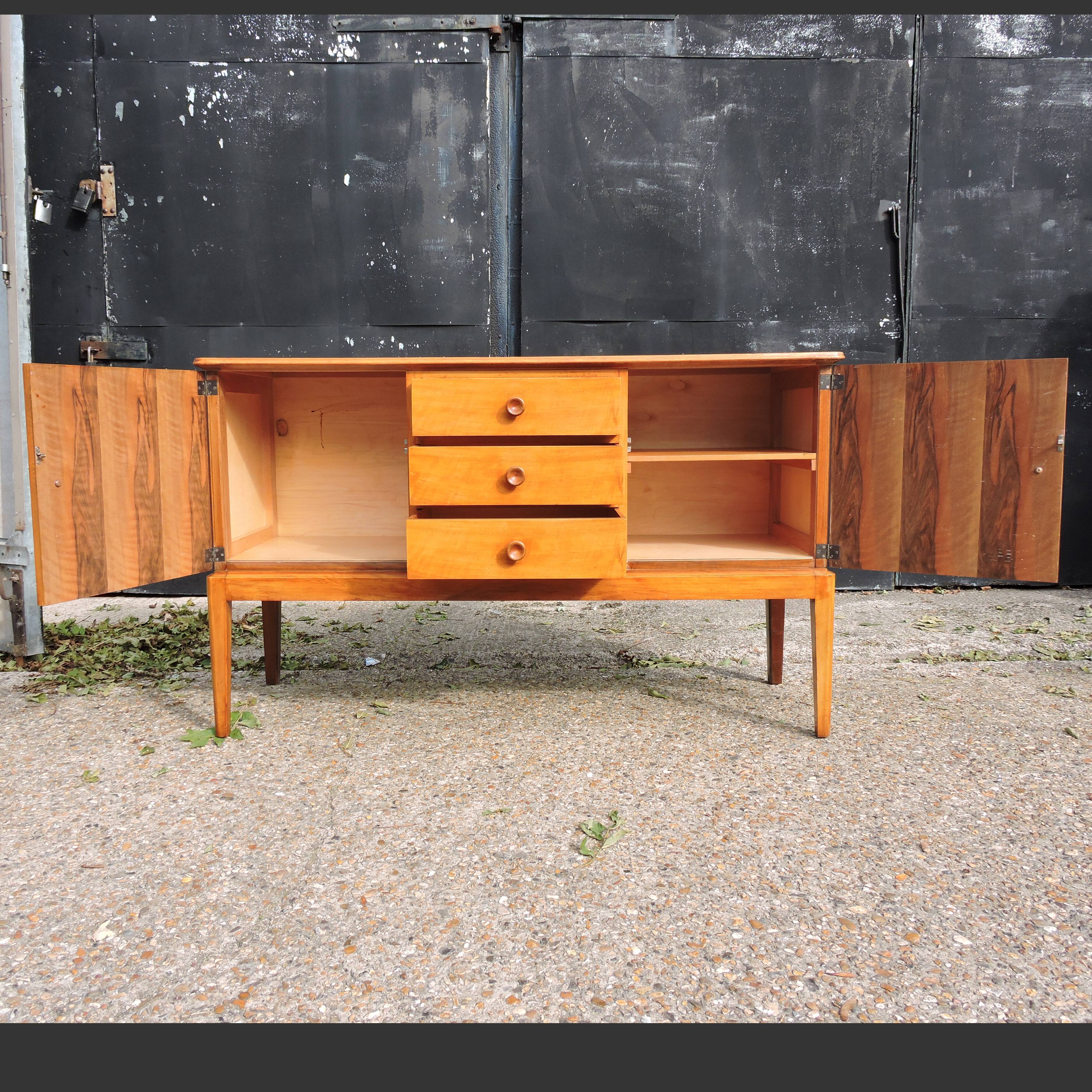 Enfilade du milieu du siècle en noyer de Gordon Russell, années 1960