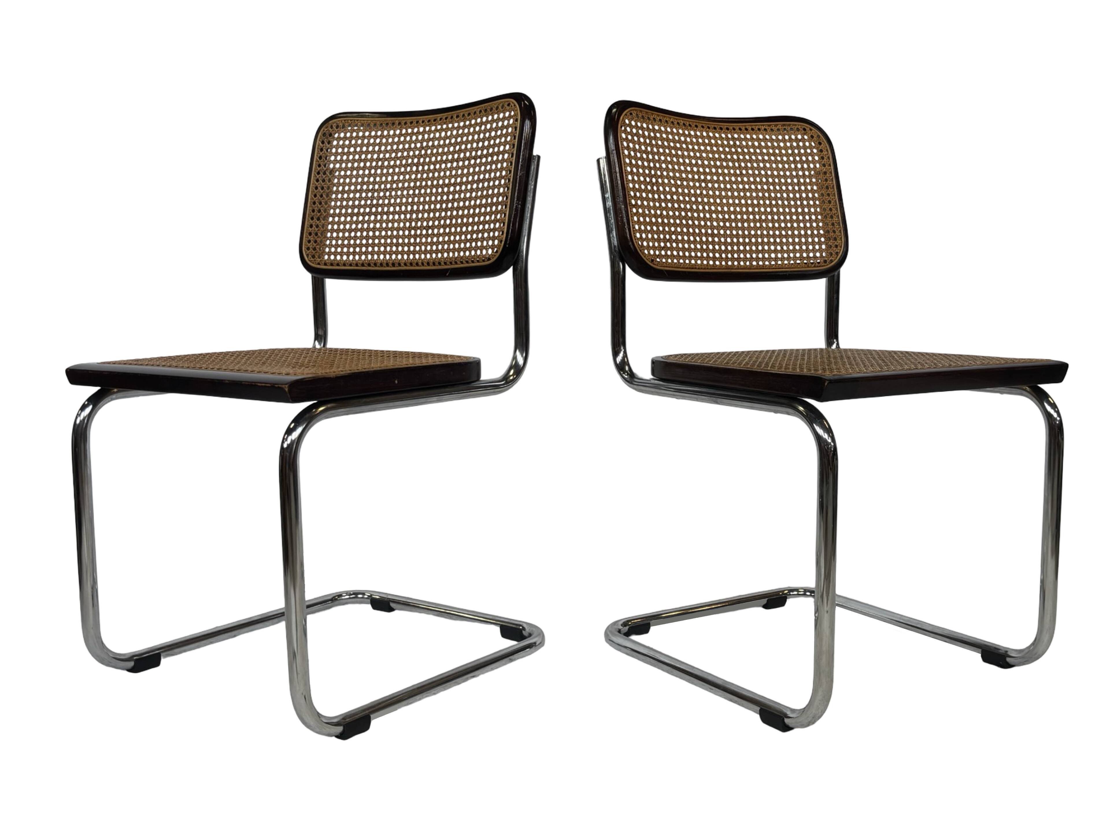 Ensemble de 4 chaises Cesca B32 conçues par Marcel Breuer, cadre marron foncé.
