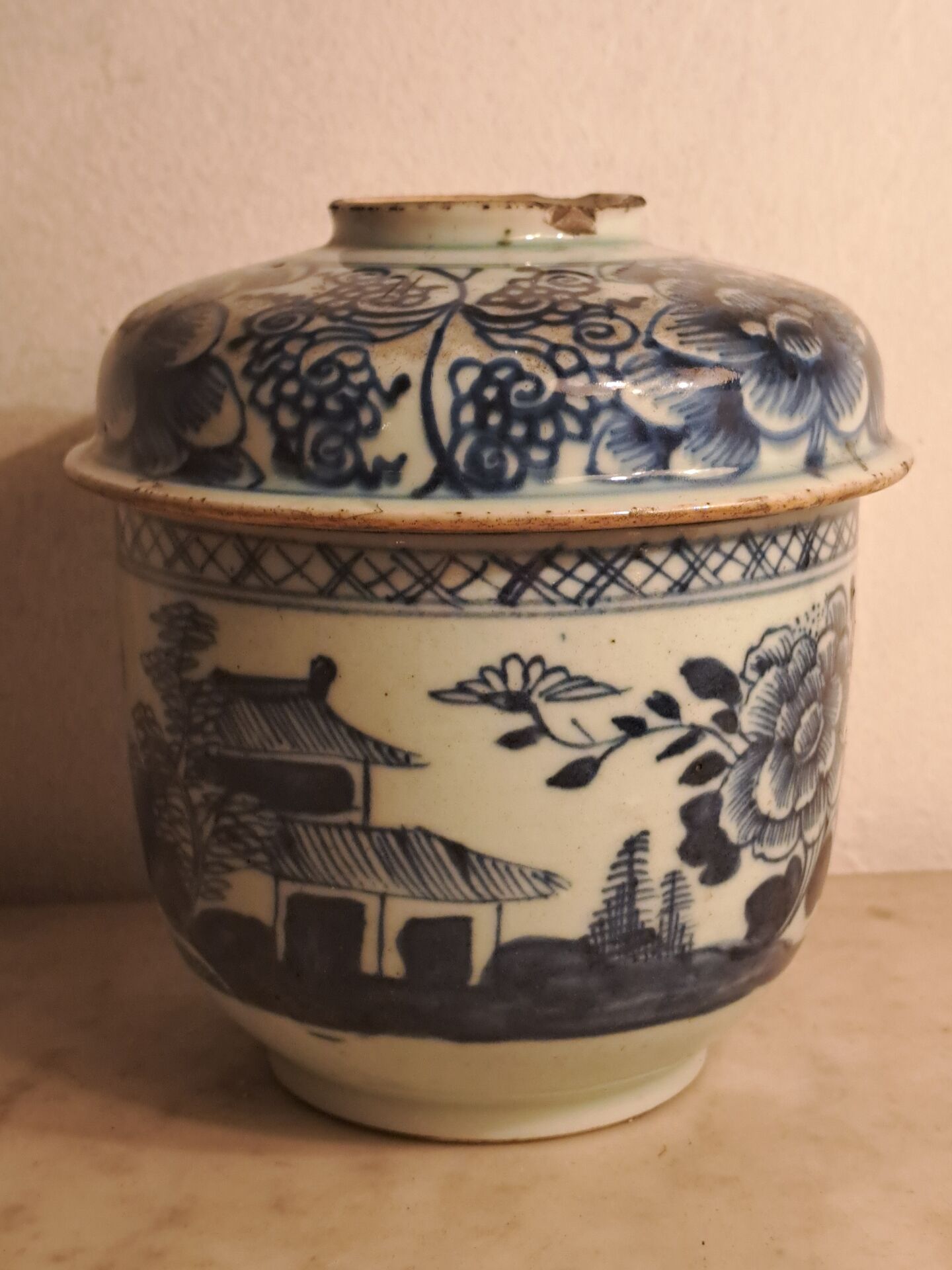 18th-century Chinese pot Qianlong in porcelain