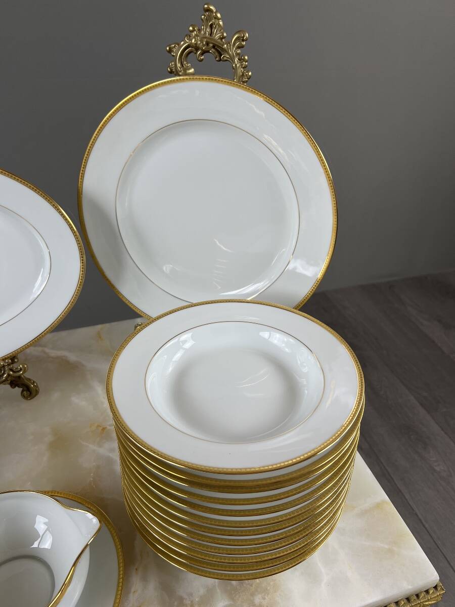 Limoges porcelain table service Jammey-Seignolles, Montreuil model, 30 pieces.