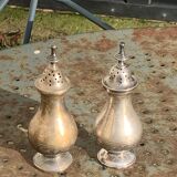 Pair of salt and pepper salt and pepper pots, in old, elegant silver metal