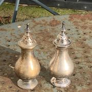 Pair of salt and pepper salt and pepper pots, in old, elegant silver metal