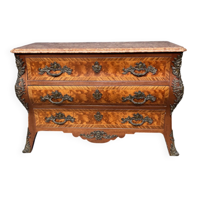 Commode de style Louis XIV. Placage en ronce de noyer et bois de rose.