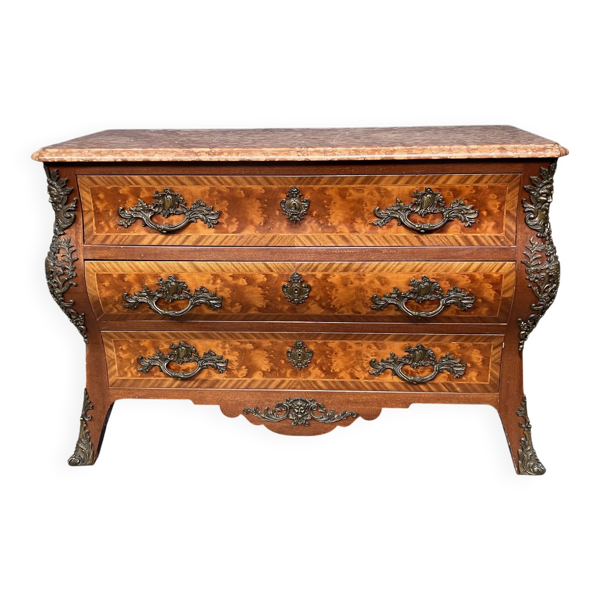 Commode de style Louis XIV. Placage en ronce de noyer et bois de rose.
