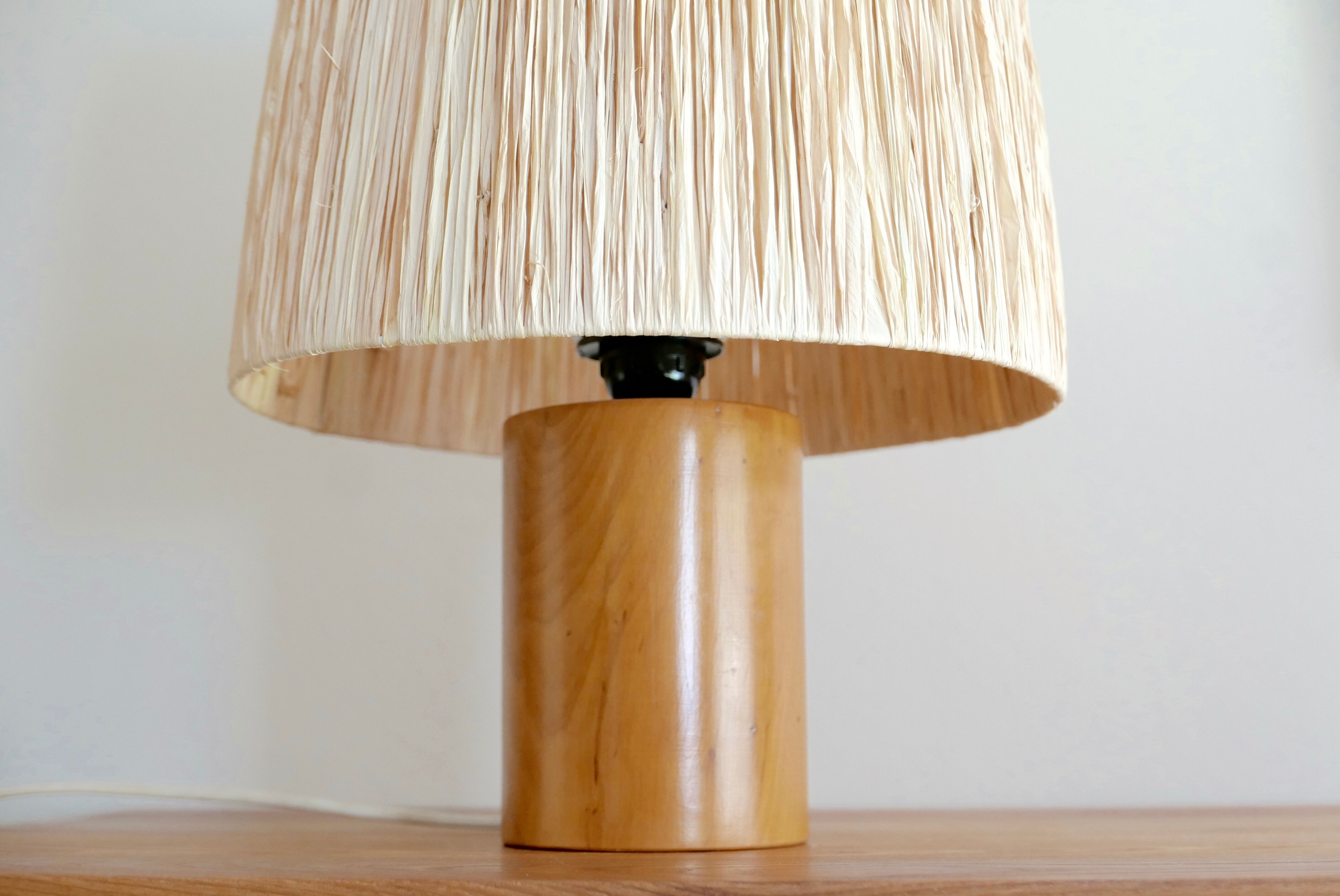 Wooden "cylinder" lamp, raffia lampshade, 70s