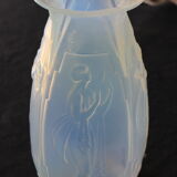 Vase en verre soufflé opalescent art déco par Sabino Paris 1920 1930