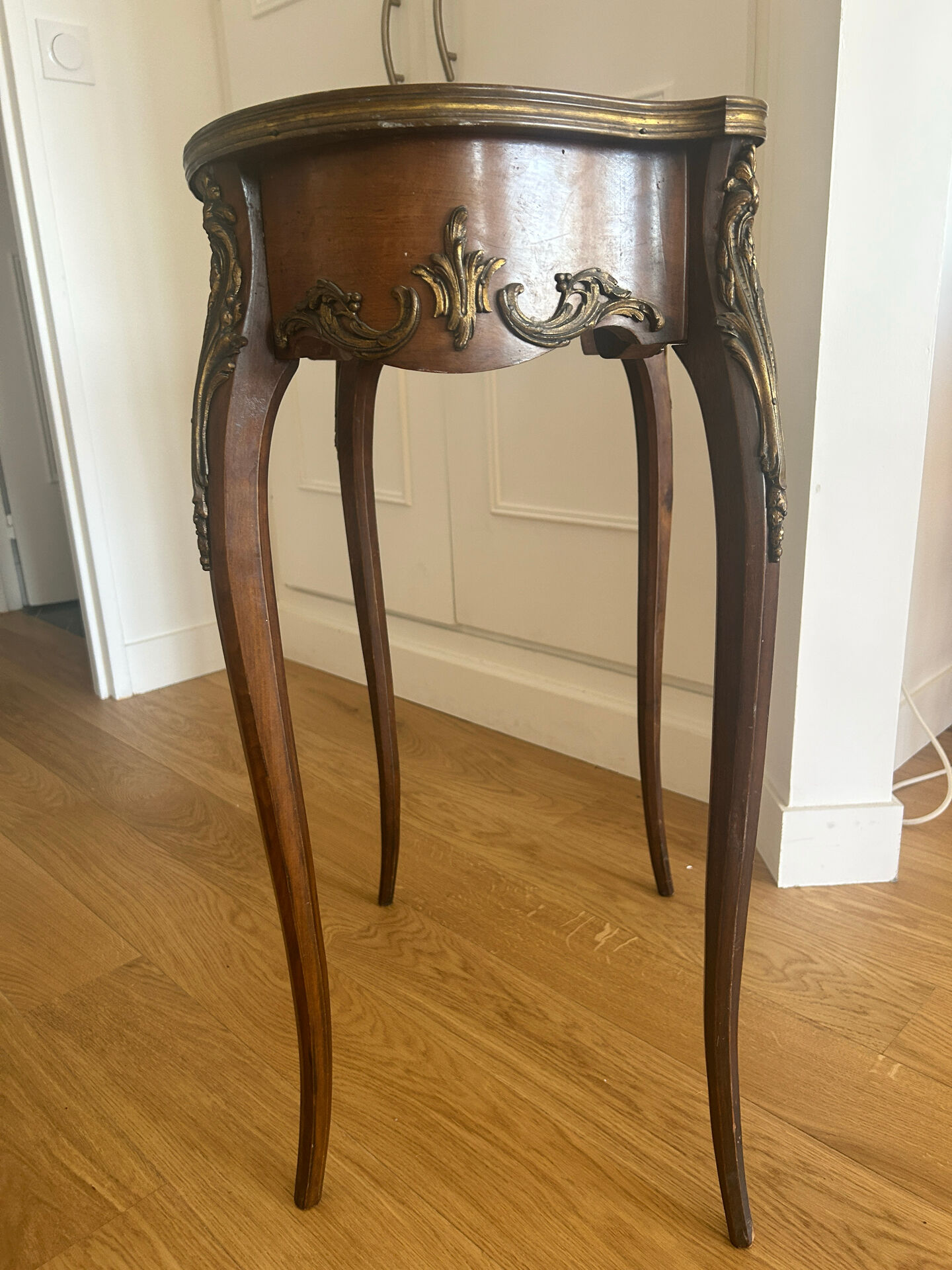 Kidney-shaped guéridon table in Louis XV style.