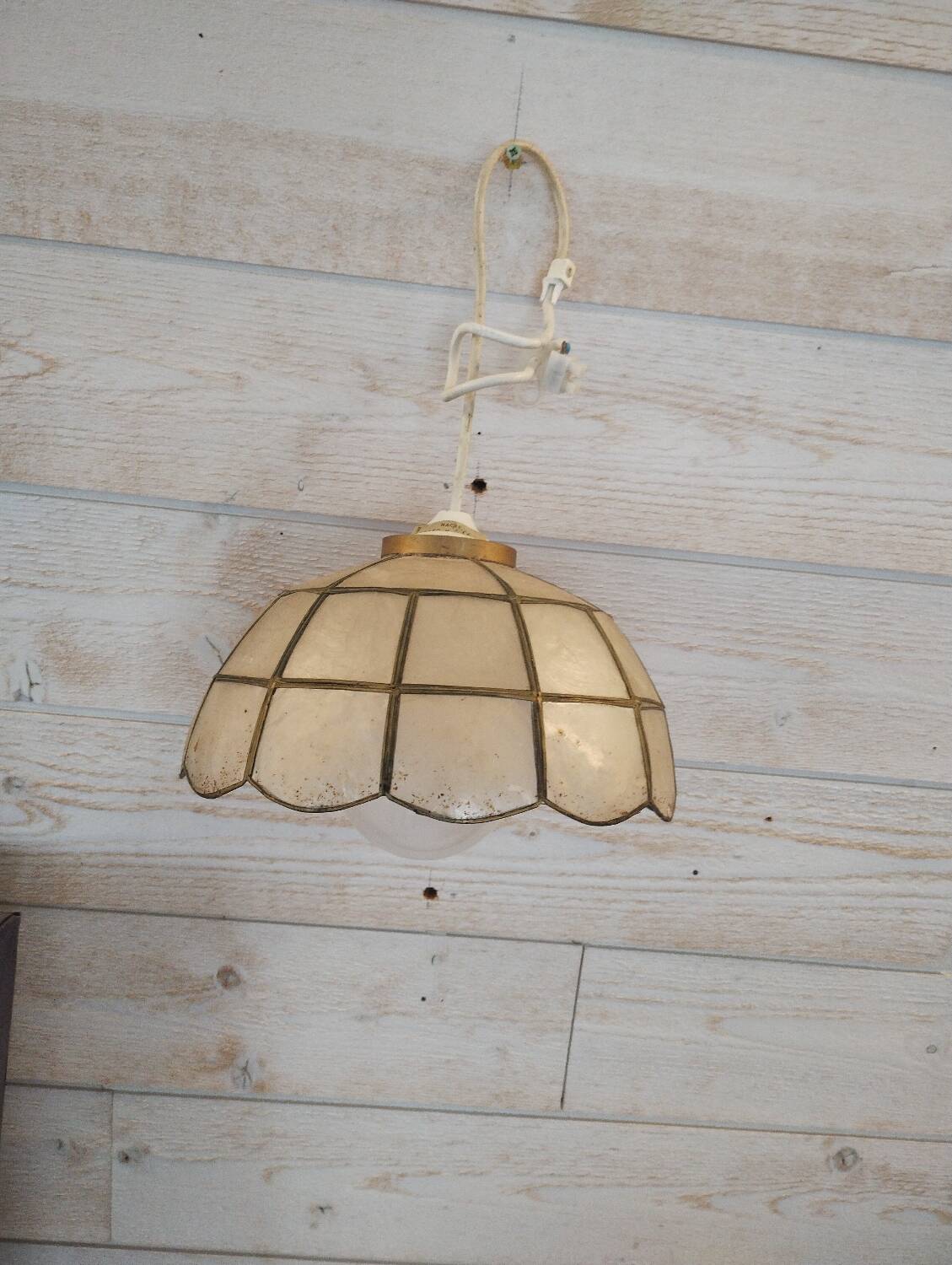 Mother-of-pearl suspension