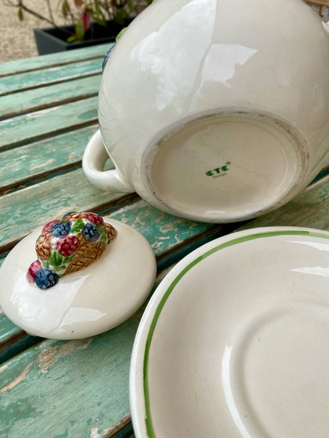 Teapot with fruity decoration