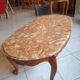 Table basse en merisier avec un plateau en marbre
