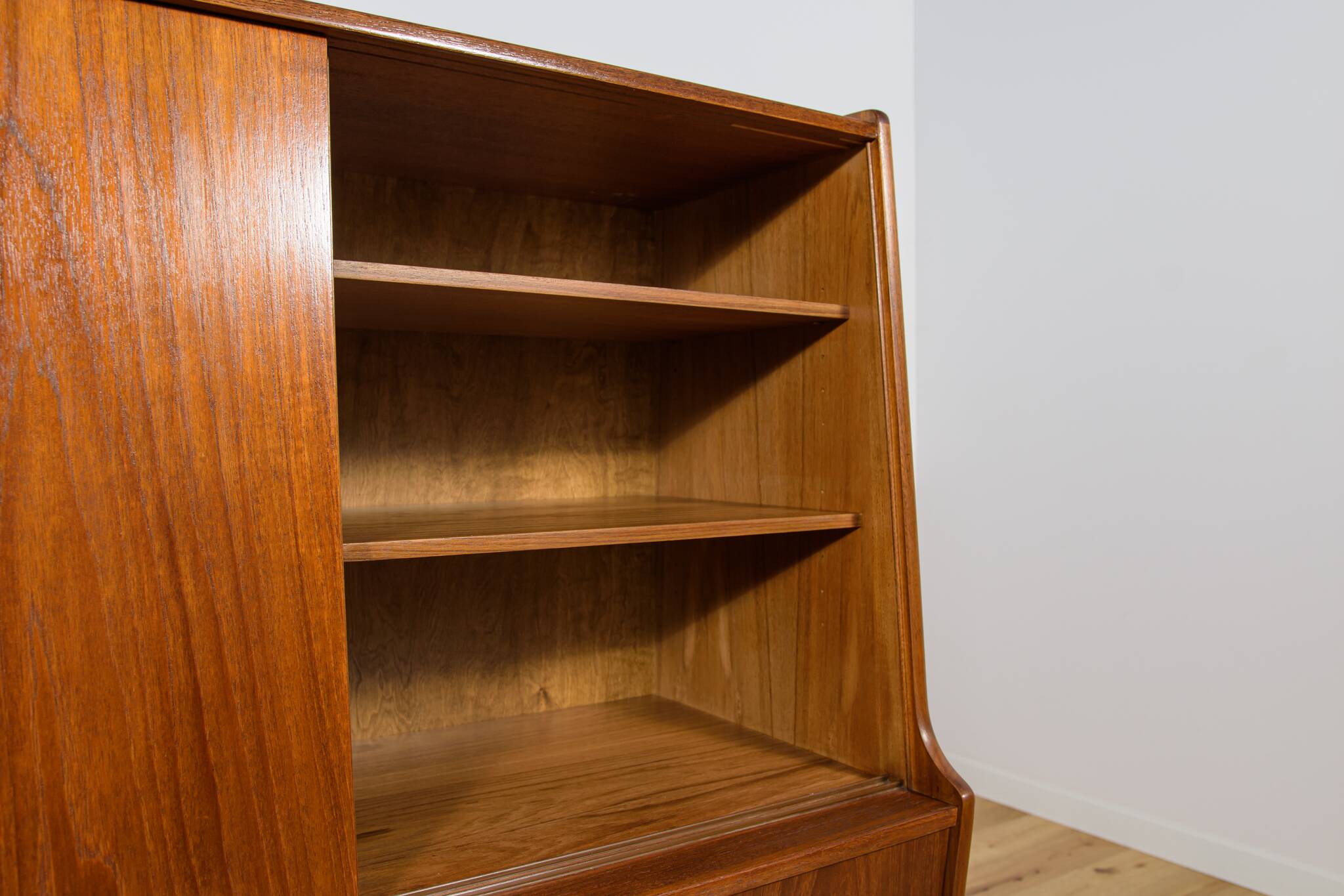 Buffet haut en teck de style moderne du milieu du siècle, fabriqué par Farso Mobelfabrik, Danemark.