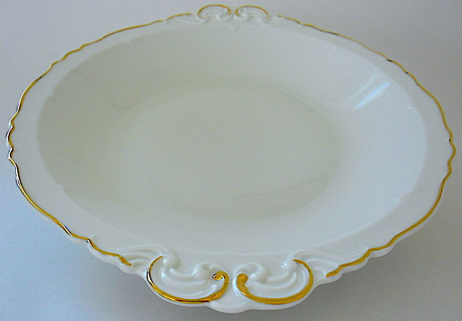 Hollow dish in white porcelain, golden lip.