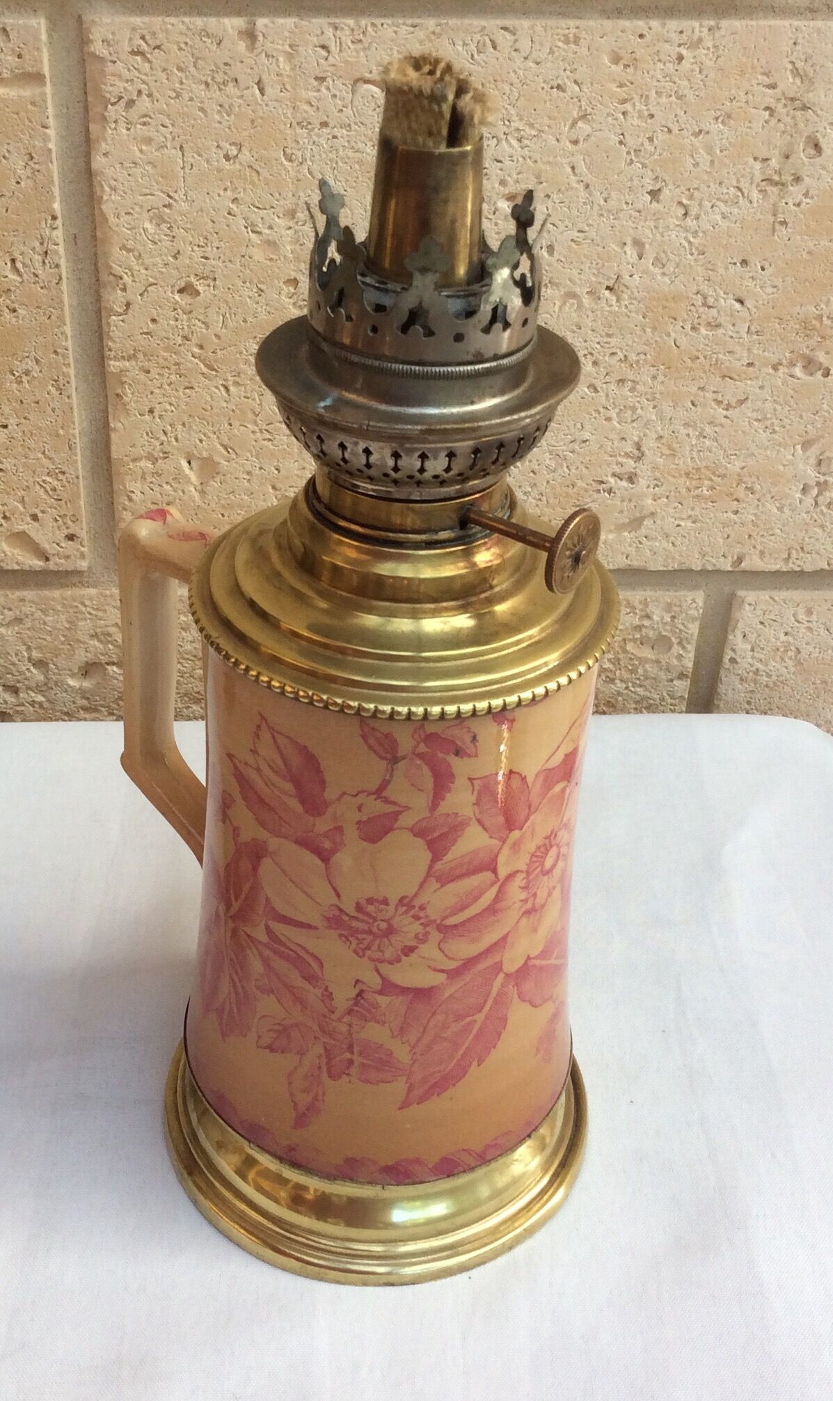 Oil lamp with ceramic body handle