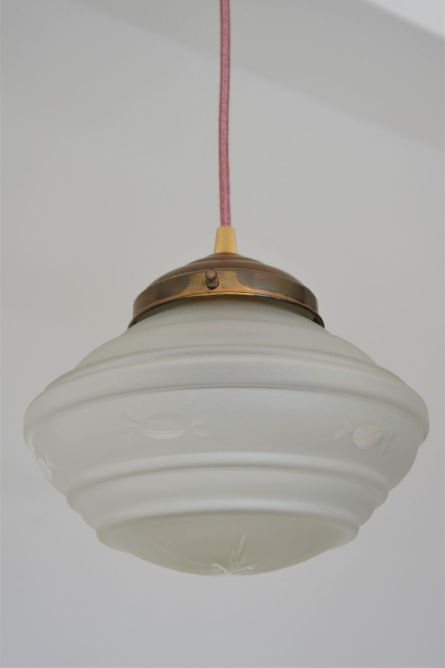 Engraved glass globe pendant lamp