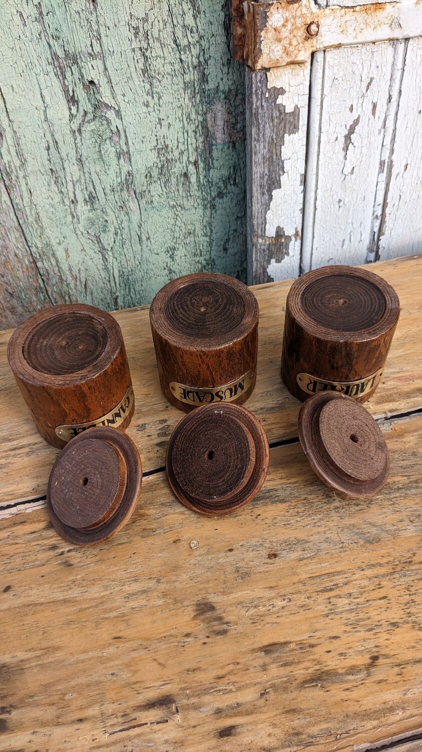 Pots à épices en bois