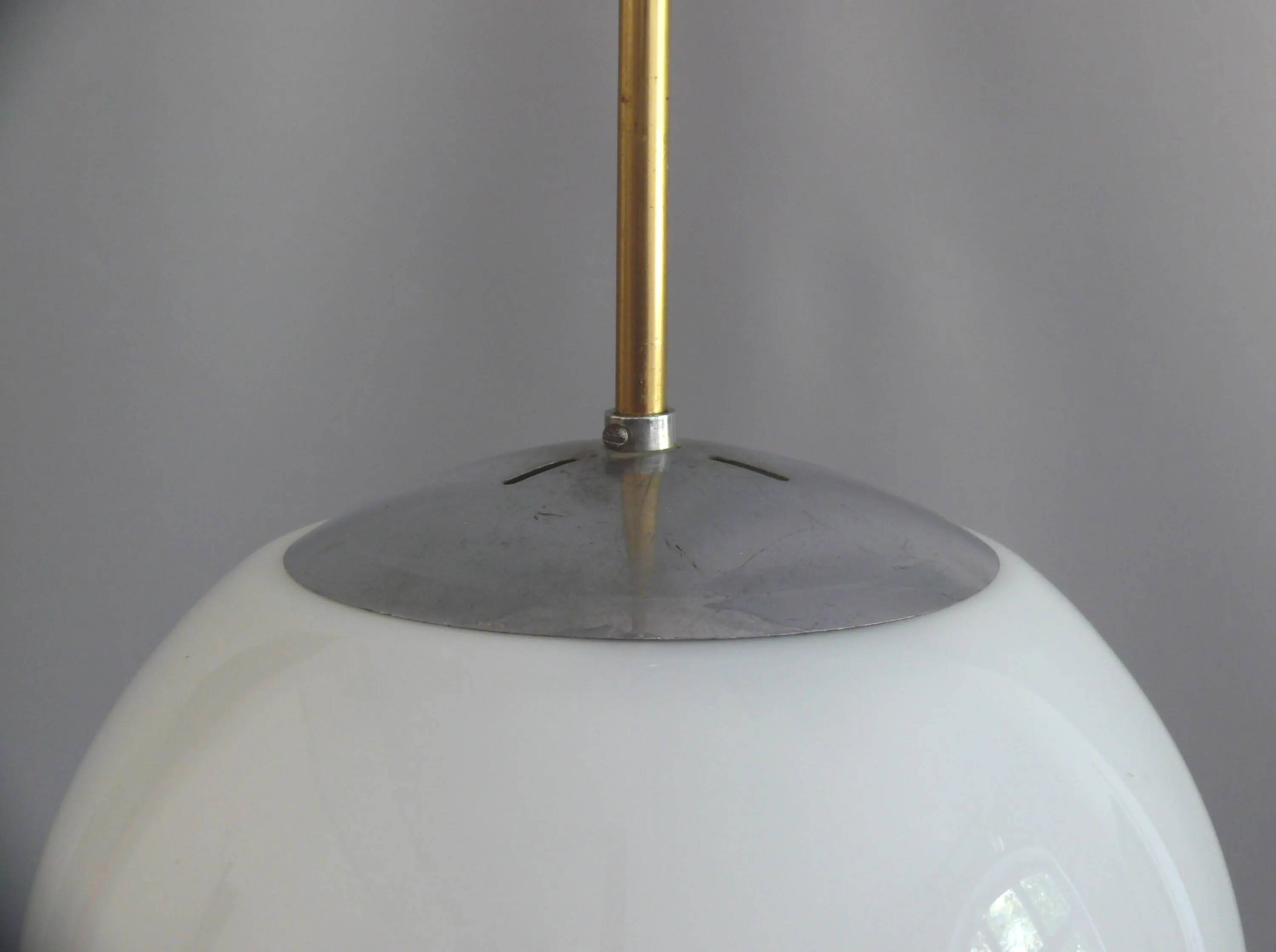 Une paire de grandes lampes sphériques Art Déco avec abat-jour en verre opale et douilles chromées - Bauhaus - 1930-1940