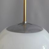 Une paire de grandes lampes sphériques Art Déco avec abat-jour en verre opale et douilles chromées - Bauhaus - 1930-1940