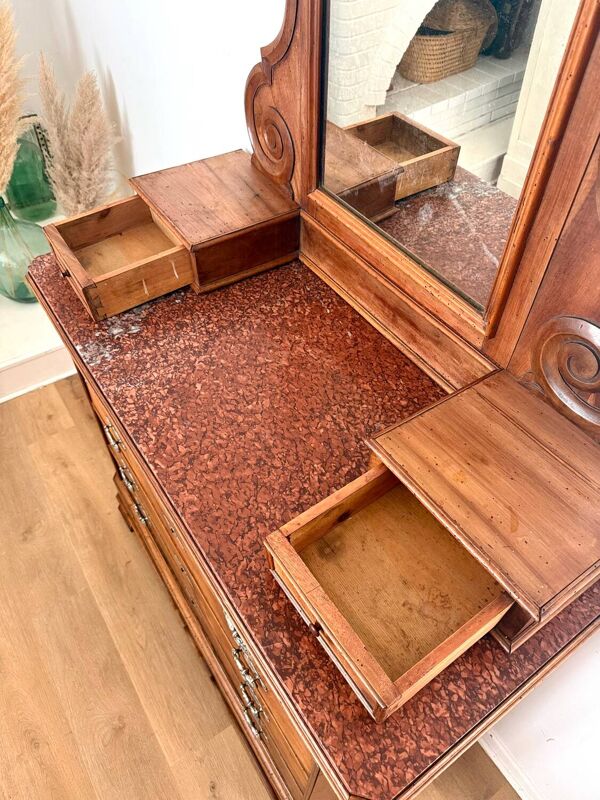 Commode Louis-Philippe en noyer, plateau marbre et miroir à fronton –