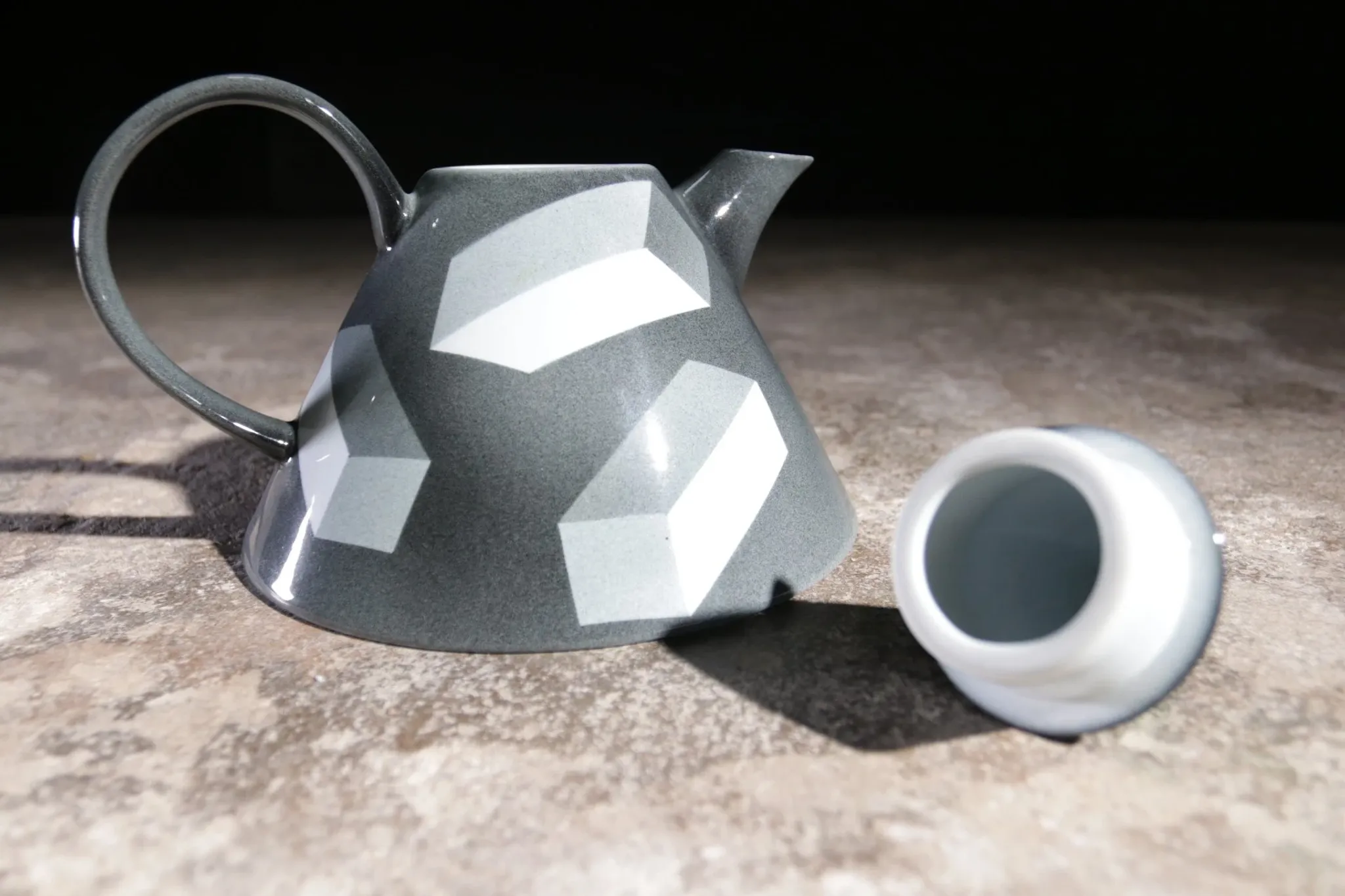 Rörstrand 'Atlantis' teapot by Rolf Sinnemark – Memphis style, 1984