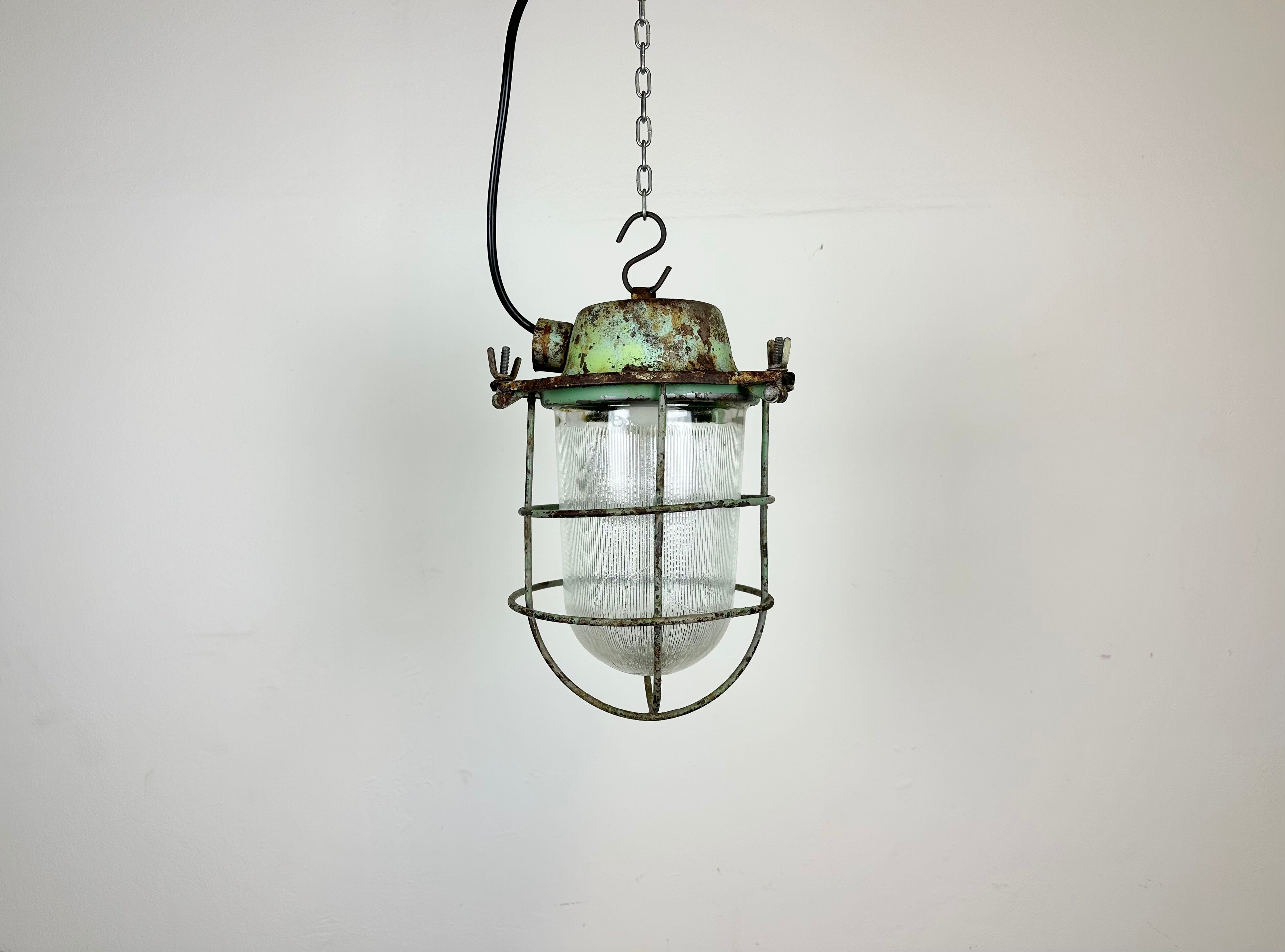 Suspension de bunker industriel soviétique vert avec grille de fer, années 1960
