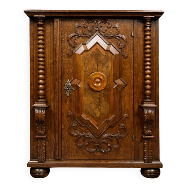 Meuble d'apparat en bois massif, richement sculpté, datant du XVIIe siècle