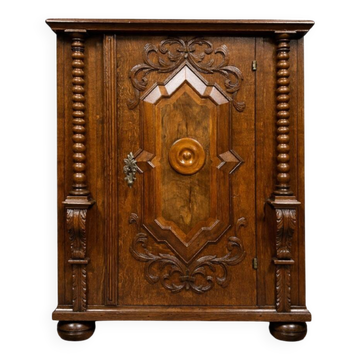Meuble d'apparat en bois massif, richement sculpté, datant du XVIIe siècle