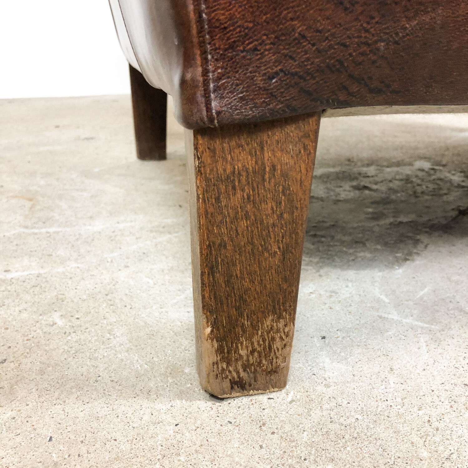 Paire de fauteuils à ailes en cuir de mouton brun foncé vintage