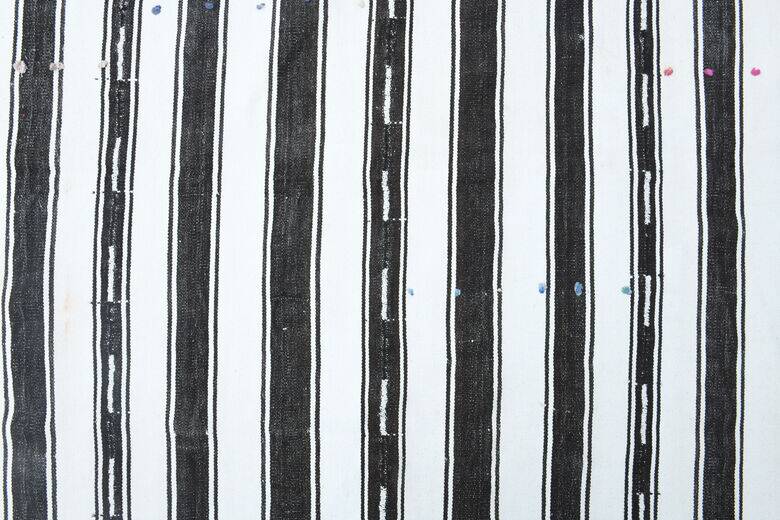 Tapis plat à rayures blanches et noires 152 x 243 cm