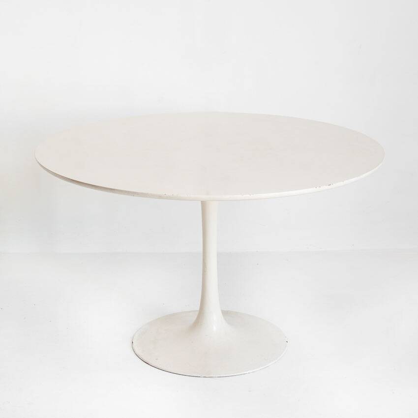 Vintage round table with tulip foot by Maurice Burke for Arkana. Aluminum + lacquered wood. United Kingdom, 60