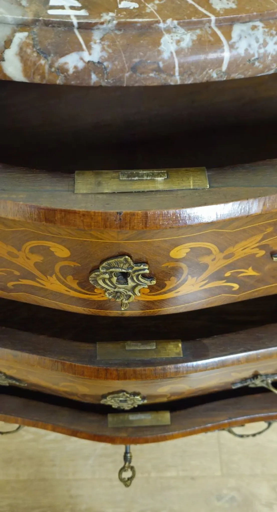 Commode sauteuse style Louis XV marquetée – 3 tiroirs – Plateau marbre