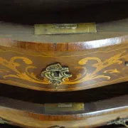 Commode sauteuse style Louis XV marquetée – 3 tiroirs – Plateau marbre