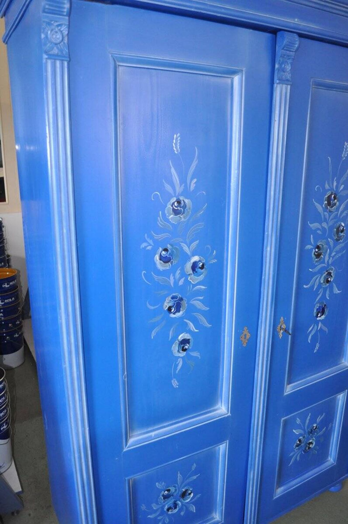 Armoire double en bois peint bleu moyen, portes à motifs floraux peints à la main